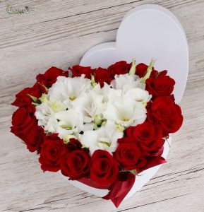 Szív doboz 15 vörös rózsával, 6 fehér liziantusszal