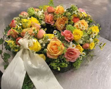 wreath with 30 roses, 10 chamomiles (50cm)
