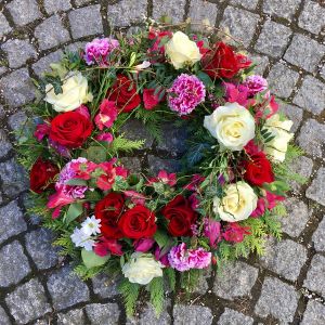 Wreath with roses, alstromelias, carnations (29 stems, 45cm)