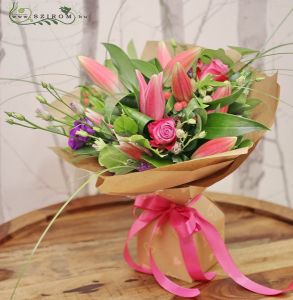 Pink lily bouquet with paper vase (12 stems)