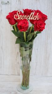 9 szál vörös rózsa vázában, szeretlek felirattal