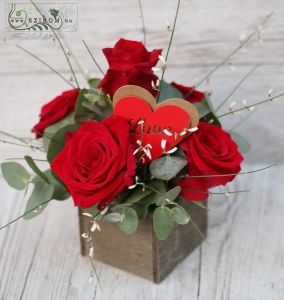 Fa kocka 5 vörös rózsával, szivecskével