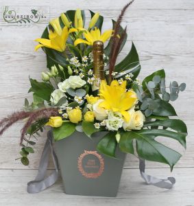 Elegant box with lilies, champagne (16 stems)
