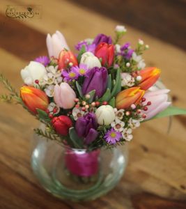 Tulips with small flowers in glass bowl (15+6 stems)