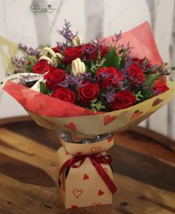 19 rote Rosen im kleinen Blüten mit Straußpapier mit Herzen und Papiervase