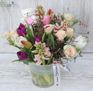 Tavaszi virágok vázában, kismackóval (16 szál)