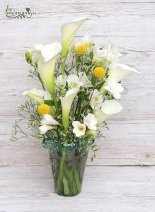 Spezielle handgemachte Vase mit Callas, Alstromeren, Freesien und kleinen Blüten (18 Stiele)