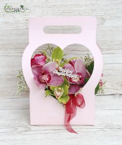 Anyák-napi szív táskadoboz orchideákkal, rózsákkal, apró virágokkal