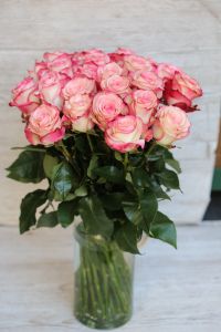 25 bicolor roses in vase