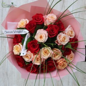 Vörös és barack rózsák könnyed csokorban (24 szál)