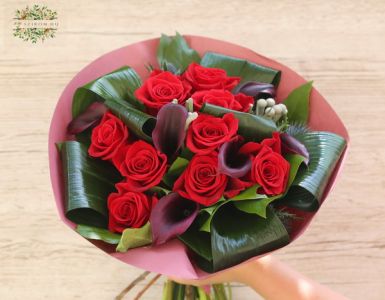 Vörös rózsa bórdós fekete kálával (15 szál)