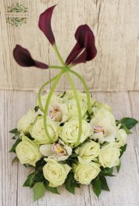  Herzstück mit Callas, Orchideen und Rosen