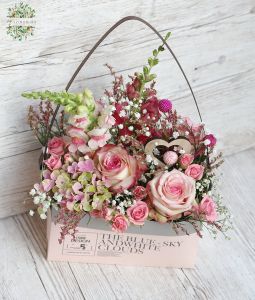 Rózsaszín kistáska romantikus nyári virágokkal (14 szál)