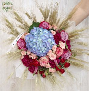 Romantic bouquet with hydrangeas and roses (24 stems)