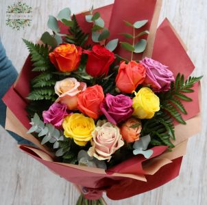 12 színes rózsa kraftpapírban, zöldekkel