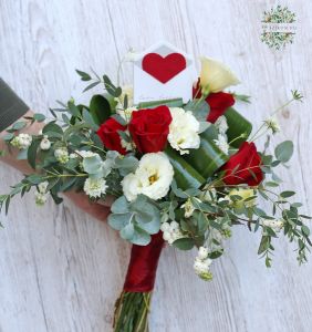 Szerelmes levél csokor vörös rózsával, liziantusszal, apró virágokkal (18 szál)
