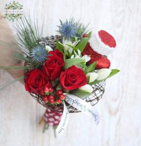 Kleiner Weihnachtsschuhstrauß mit Rosen und Tulpen