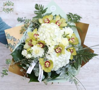 Round bouquet with green orchids, roses, hydrangeas (20 stems)