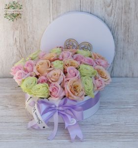 Pastel rosebox with green, pink roses 32 stems