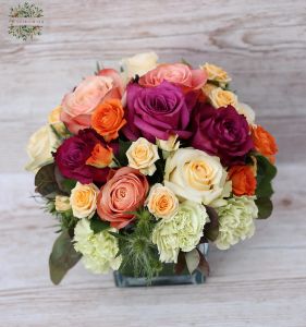 Üvegkocka lila - barack rózsákkal , szegfűvel (30 szál)