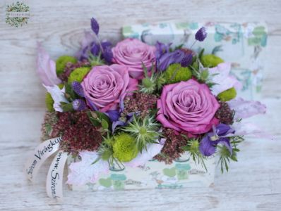 box with roses and seasonal flowers (15 stems)