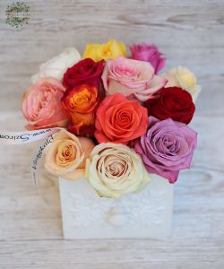 Rose Regenbogen im hölzerne Schublade (13 Stiele)