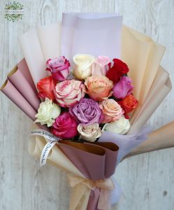 15 bunte Rosen mit Pastellverpackung