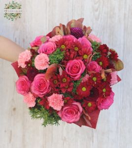 bordó - rózsaszín körcsokor rózsával, krizivel (26 szál)