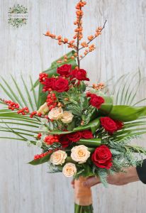 Rot - Pfirsich-Spray Rose Bouquet mit Ilex-Beeren