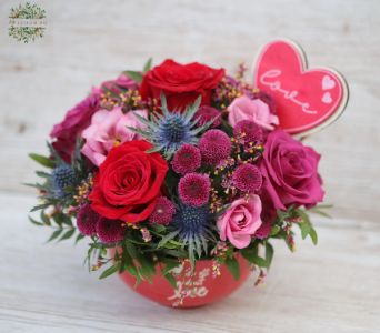 Liebesblumenschale mit rot-violetten Rosen