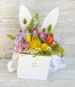 Nyuszis doboz tavaszi virágokkal (11 szál)