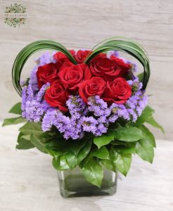 10 vörös rózsa apró virágokkal, levél szívvel