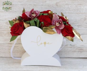 Love szív doboz vörös rózsával, orchideával (10 szál)