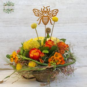 Rustic flowerbowl with bee (18 stems)