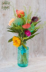Türkisfarbene Vasen mit Sommerblumen und Muscheln