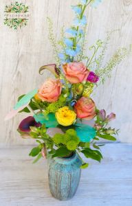 Kék kerámia váza nyári virágokkal, kagyló lapokkal (15 szál)