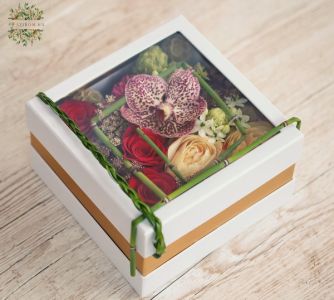 Box with transparent top, with roses, orchid