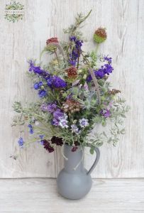 kék szezonvirágos csokor kézműves vázában (20 szál)