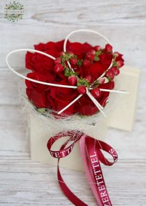 Szívecskés vörös rózsa kocka (9 szál)