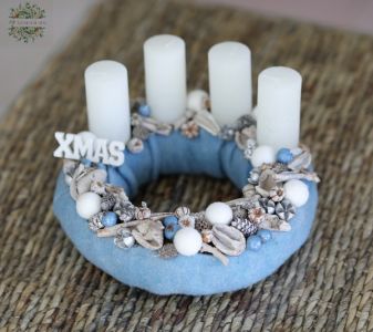 Blauer Adventskranz mit weißen Kerzen