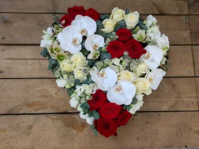 tűzött szív fehér-vörös virágokból (42cm)