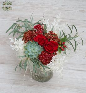 Blumenstrauss mit roten Rosen und Sempervivum in einem Vase