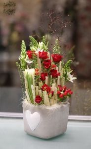 szívecskés kocka fehér-vörös virágokkal, bokros minirózsával