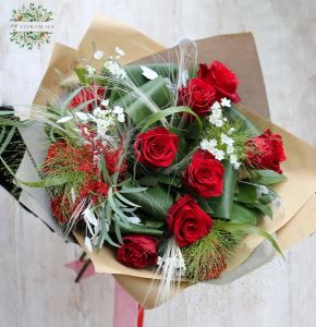 Laza vörös rózsacsokor apró virágokkal