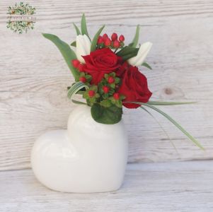 Szív váza vörös rózsával, tulipánnal, kettecskén