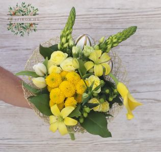 Spring bouquet with shades of yellow