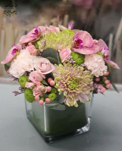 Üvegkocka rózsaszín virágokkal (21 szál)