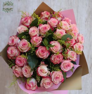 30 stems of transitional pink roses in a bouquet