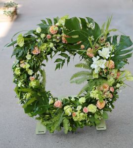 Green-white asymmetric standing wreath 100cm