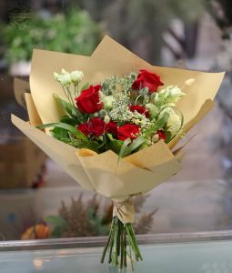 Modern legyező alakú csokor vörös rózsával (16 szál)